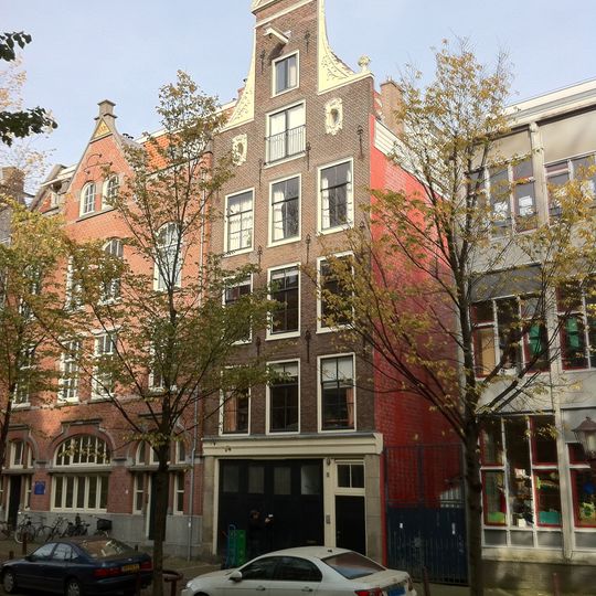 Huis vanwege de natuurstenen onderdelen van de gevelhals en de twee oeils-de boeuf