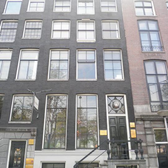 Pand met gevel onder rechte lijst met consoles en latere balustrade