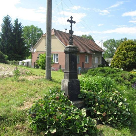 Kříž jihozápadně od Olšan u křižovatky