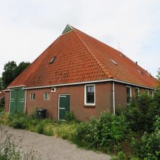 Woning onder zadeldak tegen puntgevel