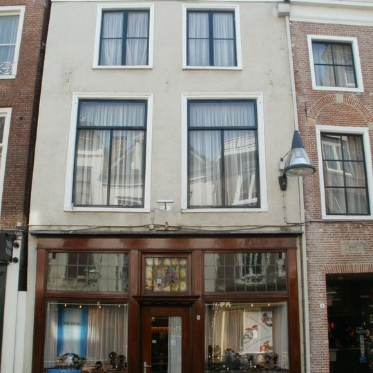 Pand met rechte kroonlijst onder zadeldak met voorschild en dakkapel