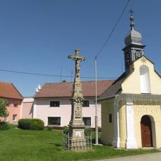 Kříž v Koválovicích u kaple vedle silnice