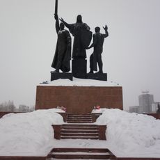 Front va orqa front qahramonlariga haykal