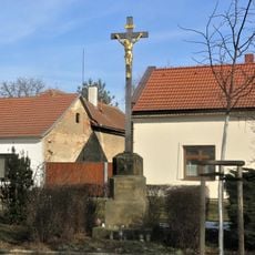 Kříž na návsi v Třebestovicích