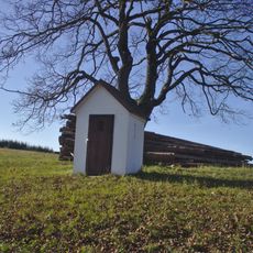Kaplička nad Strážnou vedle hlavní silnice