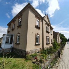 Villa mit Einfriedung Hauptstraße 32