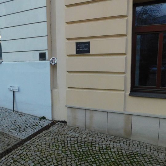 Pamětní deska Boženy Máčkové na domě Na Kocínce 210/3 v Dejvicích