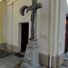 Kamenný kříž u kostela sv. Františka Serafínského v Hostimi