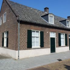 Pand zonder verdieping onder een doorlopend zadeldak met de nrs 4 en 6