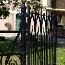 Nederlands Hervormde kerk: twee bruggen met toegangshekken