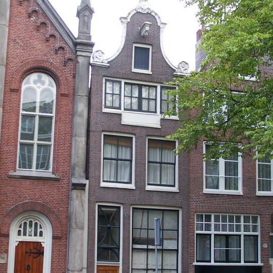 Pand met ingezwenkte halsgevel