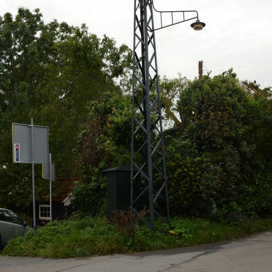 Kooimast, gebruikt als elektriciteits-verdeelpaal, alsmede als lantaarnpaal