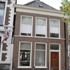 Pand met lijstgevel, dakschild en topschoorsteen