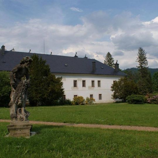 Socha v zámeckém parku ve Velkých Losinách