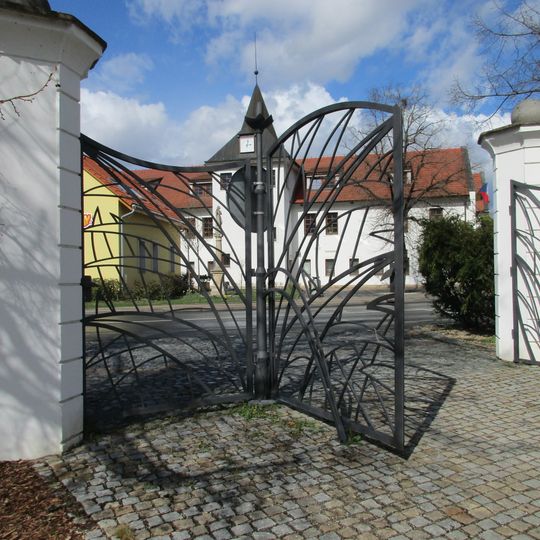 Mříže pro hlavní a boční brány parku