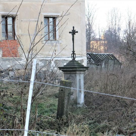 Kříž v zahradě domu Frýdlantská 47 v Raspenavě