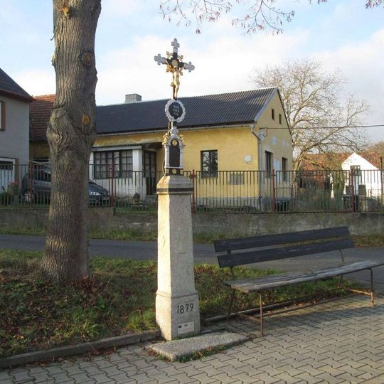 Kříž v Chrastavicích na návsi