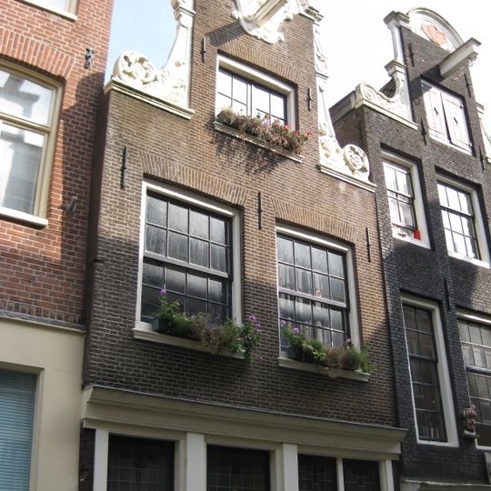 Huis met halsgevel