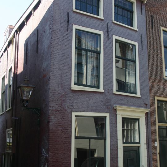 Fragment van oude gevel, eenvoudige deuromlijsting