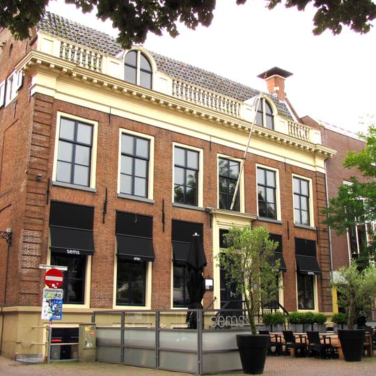 Zes traveeën breed pand onder dwars zadeldak