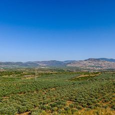 התצפית הינה בצד הכביש בנתיב הפונה דרומה. נראים יפה בתי היישוב הדרוזי מרר. ומעליה פסגות הגליל העליון.