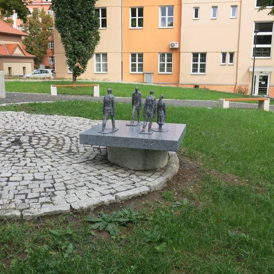 Kovová plastika Chodci u multifunkčního centra univerzity v Ústí nad Labem