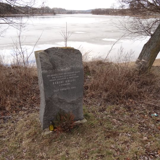 Pomník legionáře Roberta Krejčího u rekreačního areálu Pilák severně od Žďáru nad Sázavou