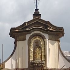 Socha Madony ve výklenku kostela Nejsvětější Trojice v Rychnově nad Kněžnou