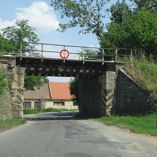 Železniční most přes silnici III/00710 v Lichocevsi