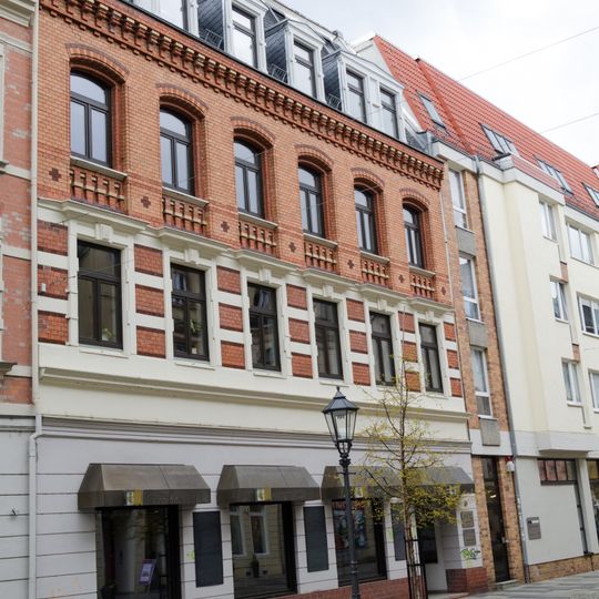 Mietshaus in geschlossener Bebauung Hauptstraße 54