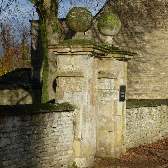South gatepier and attached wall approximately 100 metres east Of Henry Box School