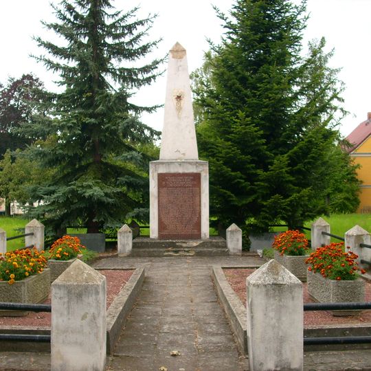 Sowjetisches Ehrenmal in gärtnerisch gestalteter Anlage mit Obelisk Kirchstraße