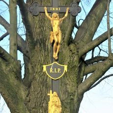 Kříž v místě zaniklého hřbitova jižně od Arnultovic