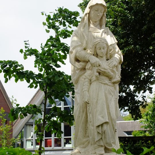 Neogotisch beeld van de Heilige Anna met Maria als kind op het voorplein van de Annakapel