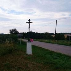 Kříž severozápadně od Veliše u křižovatky