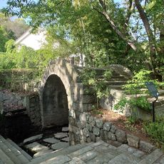 Arch bridge