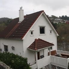 HØLSVIK - STRANDGATEN 2