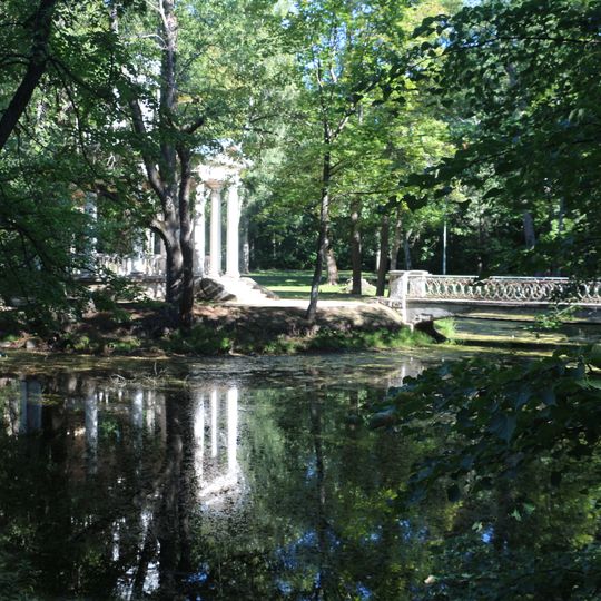 Tiltiņi ar metāla margām