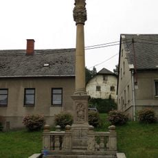 Sloup se sochou Panny Marie Immaculaty