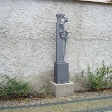 Kovová plastika v ulici 5. května v Mělníku