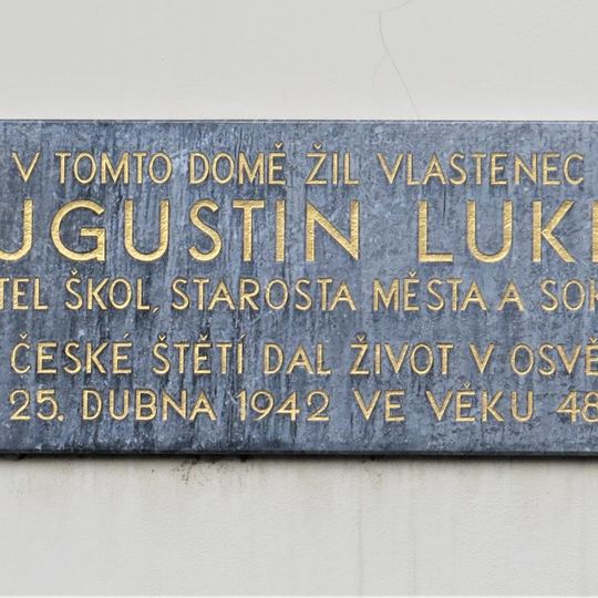Pamětní deska Augustina Lukeše na domě Lukešova 360 ve Štětí