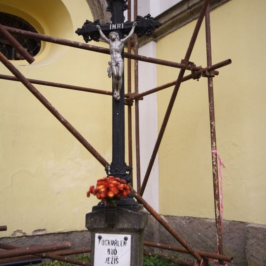 Kříž u kostela svatého Filipa a Jakuba