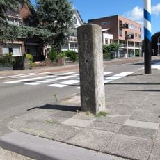 Natuurstenen grenspaal