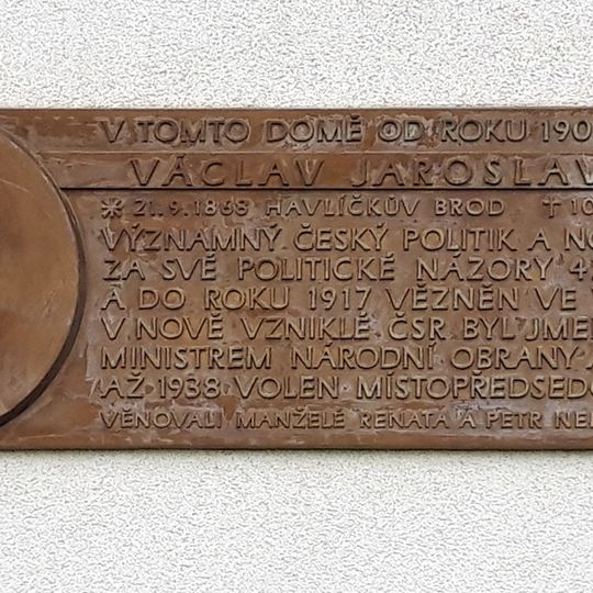 Pamětní deska Václava Jaroslava Klofáče v Dobříkově na fasádě domu č. p. 156