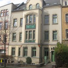 Mietshaus in geschlossener Bebauung mit Vorgarten und Einfriedungsmauer Yorckstraße 13