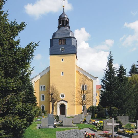 Kirche und Kirchhof Steinigtwolmsdorf mit Friedhofserweiterung Am Markt
