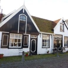 Pandje met houten voorschot en oude deur