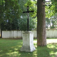 Kříž před kostelem Jana Křtitele na návsi v Pravoníně