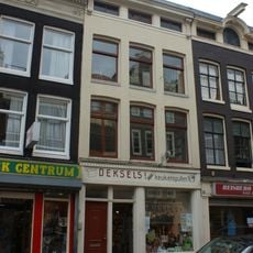 Pand met gepleisterde gevel onder rechte lijst met consoles