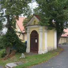 Kaplička svatého Jana Nepomuckého západně od kostela v Hradešíně